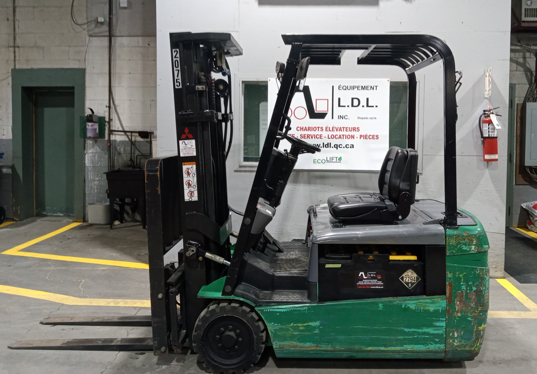 (2075) Chariot élévateur 3-Roues Mitsubishi 4000lb FB20NT-AC 2008